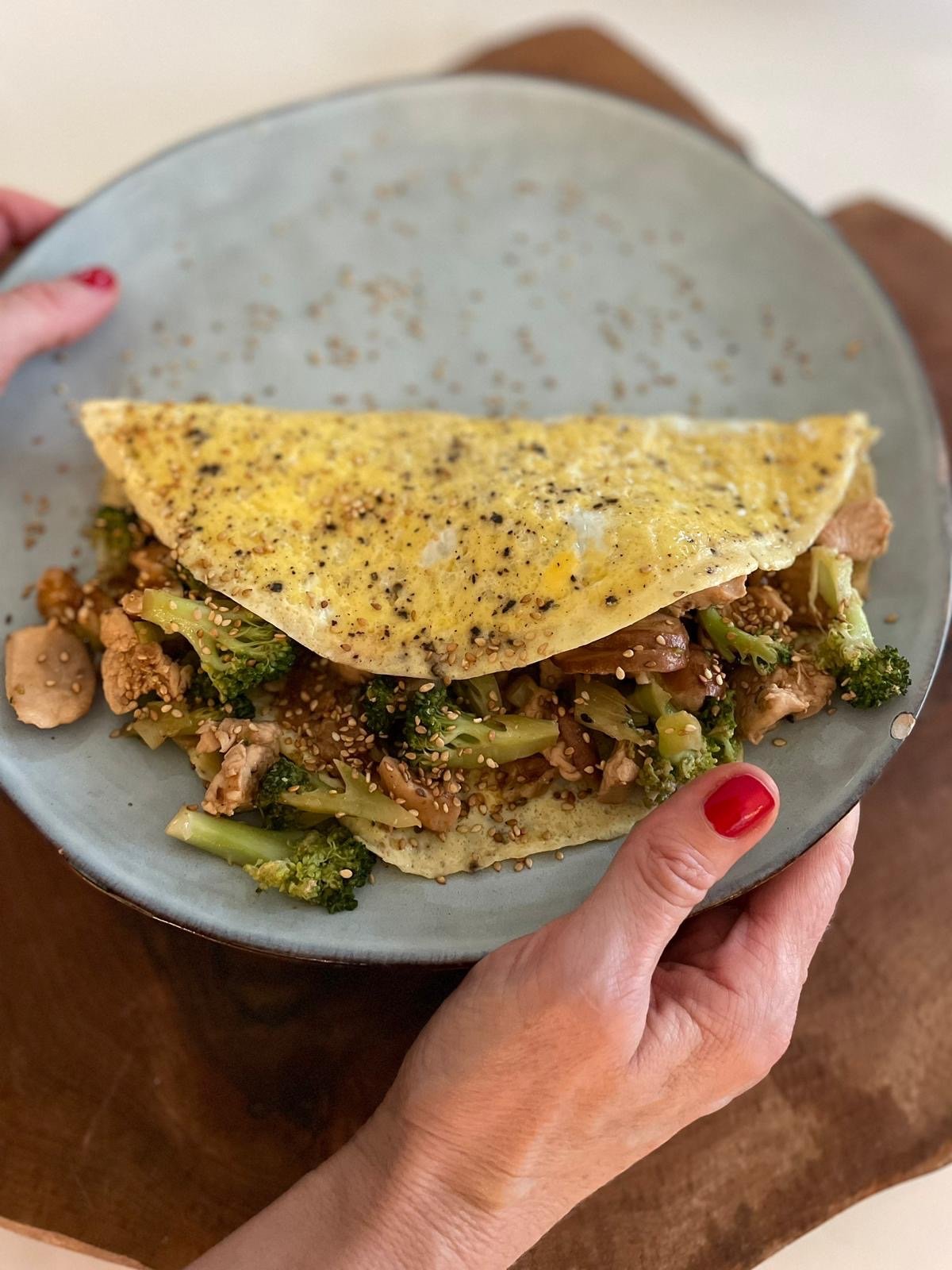 Omlette mit Gemüsefüllung, Brokkoli, Champignons-Ernährung für die Lebergesundheit