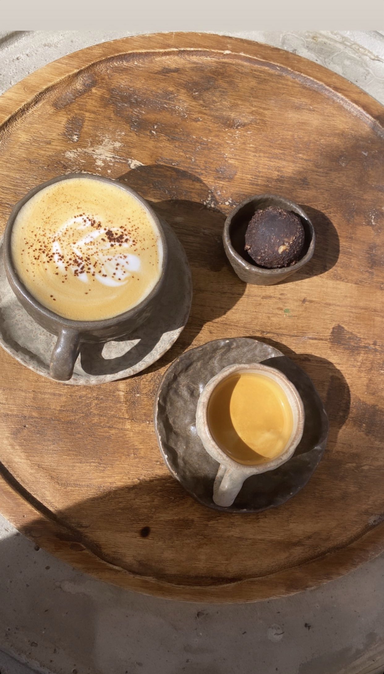 Ein koffeinfreier Latte mit Mandelmilch und ein Power Ball- Ernährung für die Lebergesundheit
