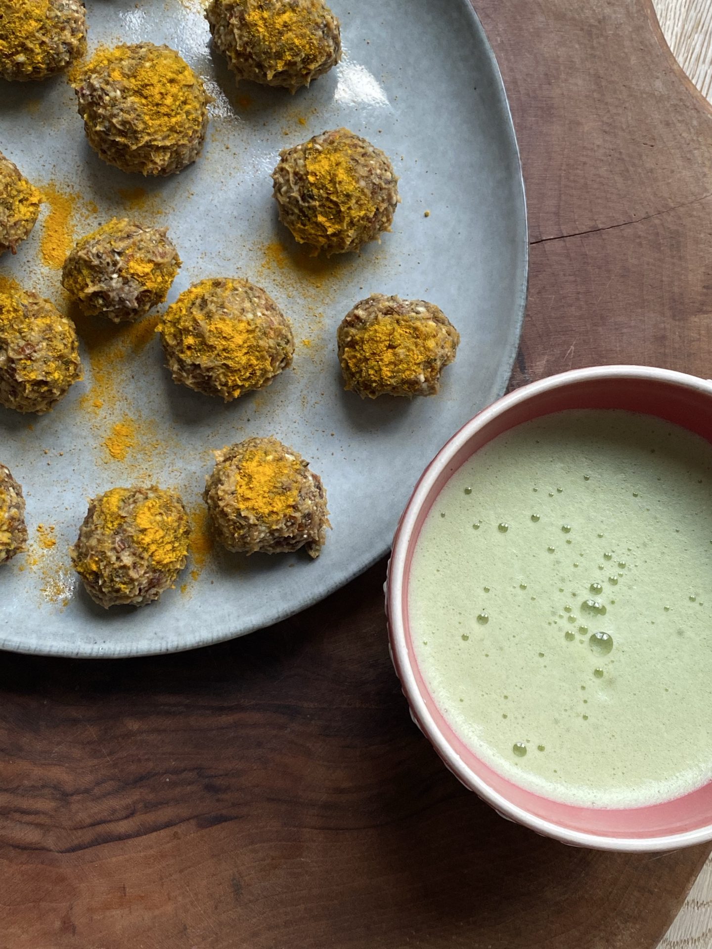Energy Balls aus Datteln und ein Matcha Latte-Ernährung für die Lebergesundheit
