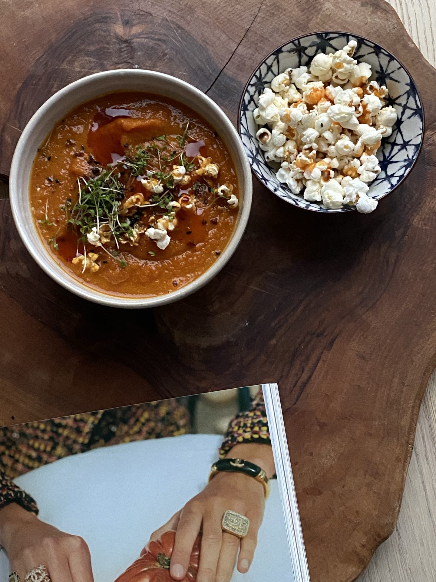 Wurzelgemüsesuppe mit Popcorn-Ernährung für die Lebergesundheit